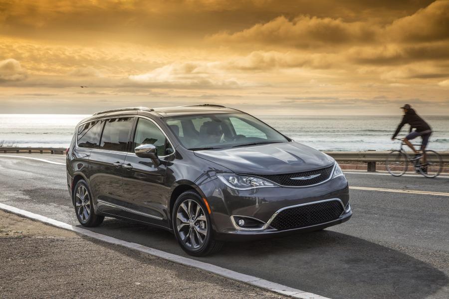  Chrysler Pacifica Limited (RU) 2016 года  (фото 30 из 40)